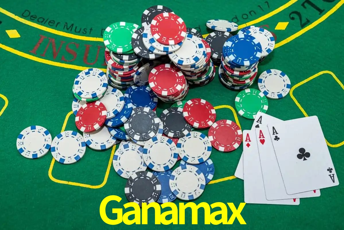 Escena dinámica inspirada en casino con iluminación Ganamax, cartas, fichas e íconos de juegos digitales en un espacio moderno de juegos.